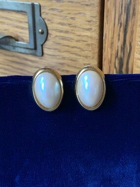 Vintage Richelieu Faux Mobe Clip On Earrings